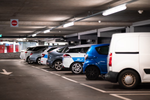 Como estacionar o carro corretamente: dicas para evitar multas e acidentes